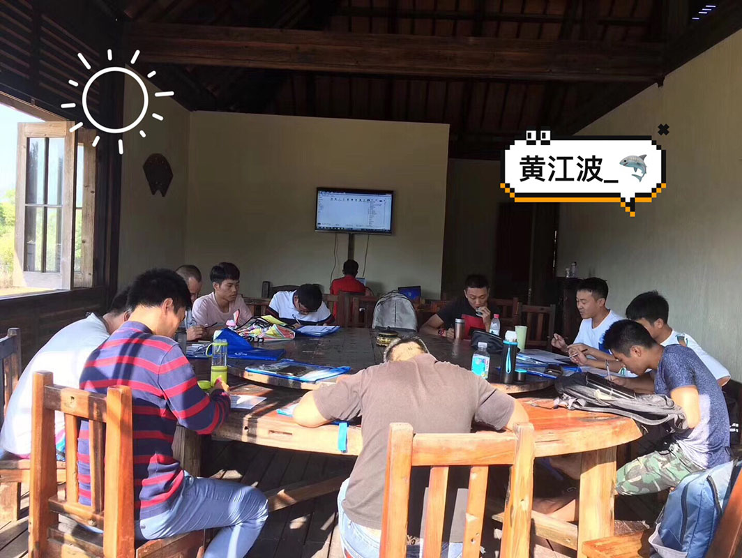 除了俯瞰大地的飛翔，還有潛入海底的翱翔。